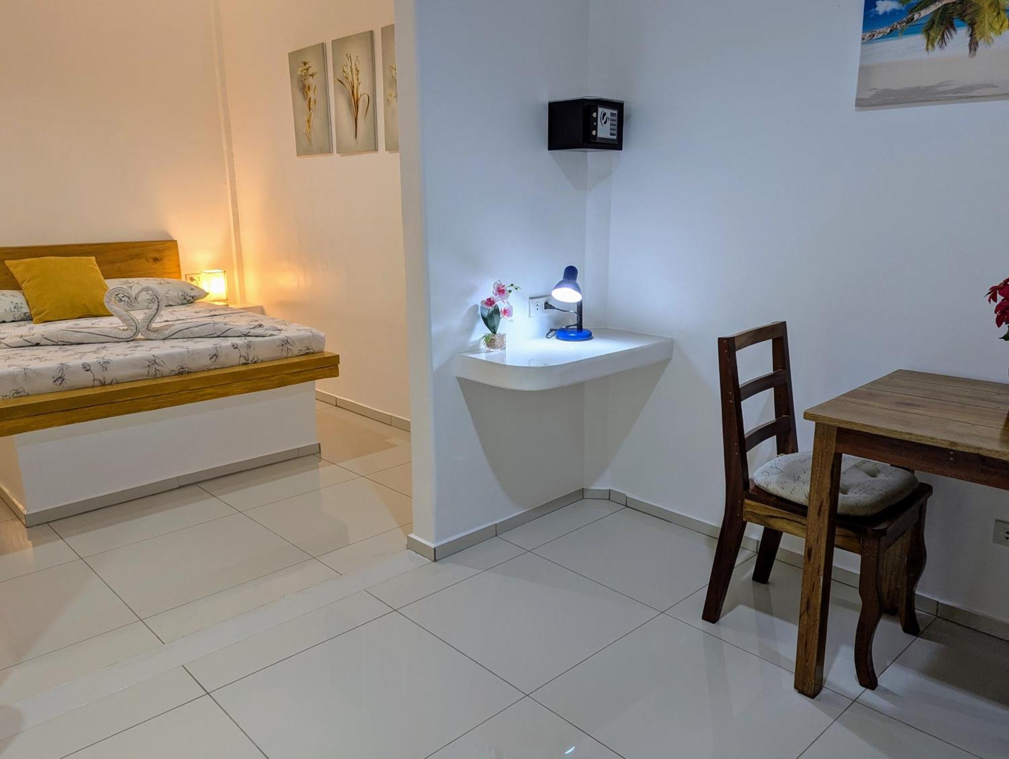 Astillo'S Guest Houses Моалбоал Екстериор снимка